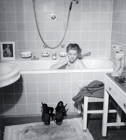 Lee Miller in Hitler's bath.jpg